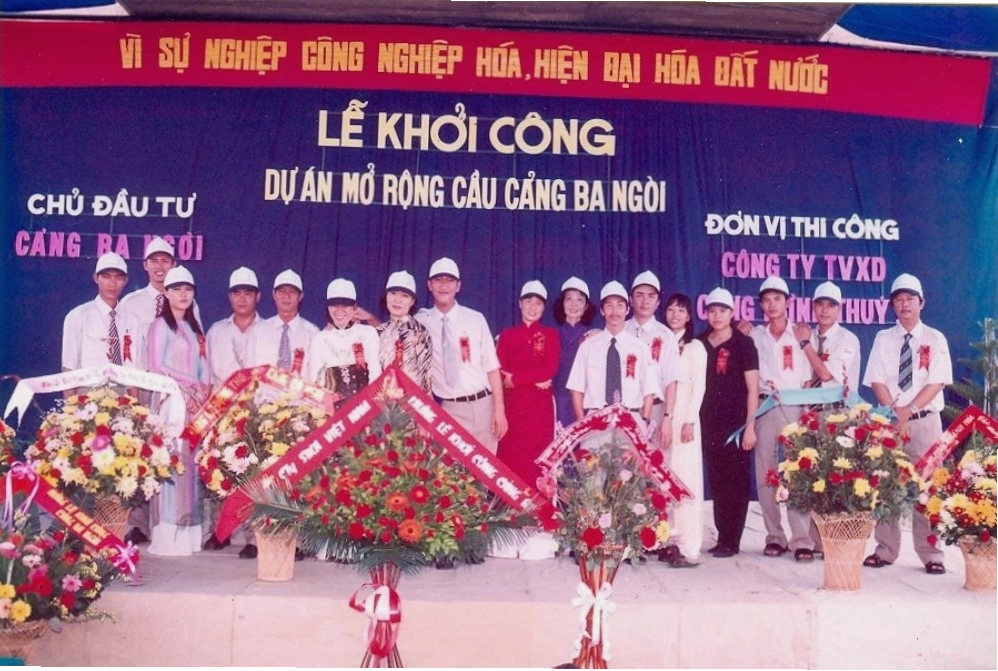 Cảnh quan vịnh Cam Ranh nhìn từ khu vực cảng