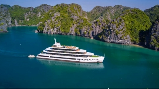 Cảnh quan Vịnh Lan Hạ nhìn từ ban công du thuyền Elite of the Seas