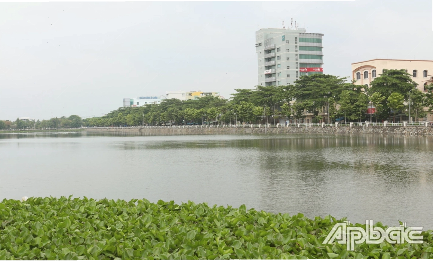Cảnh quan xung quanh Giếng Nước Mỹ Tho, cho thấy sự kết hợp giữa yếu tố lịch sử và cảnh quan đô thị hiện đại