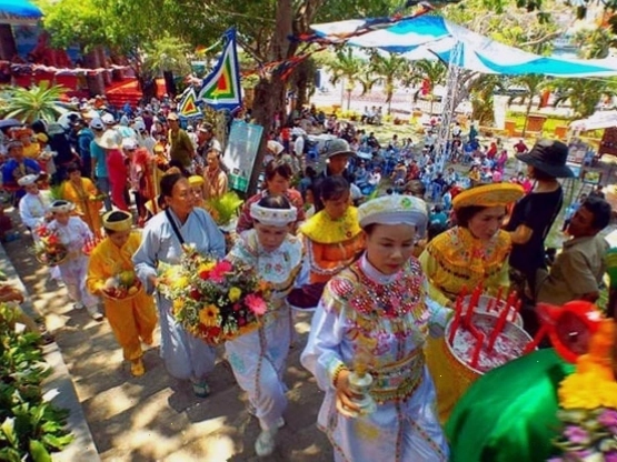 Cảnh quan xung quanh Tháp Bà Ponagar nhìn từ trên cao