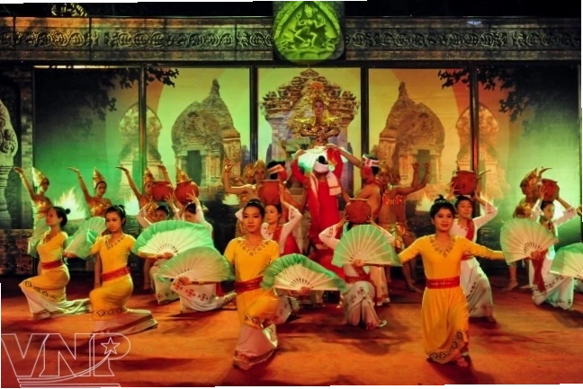 Cảnh quan xung quanh Tháp Bà Ponagar