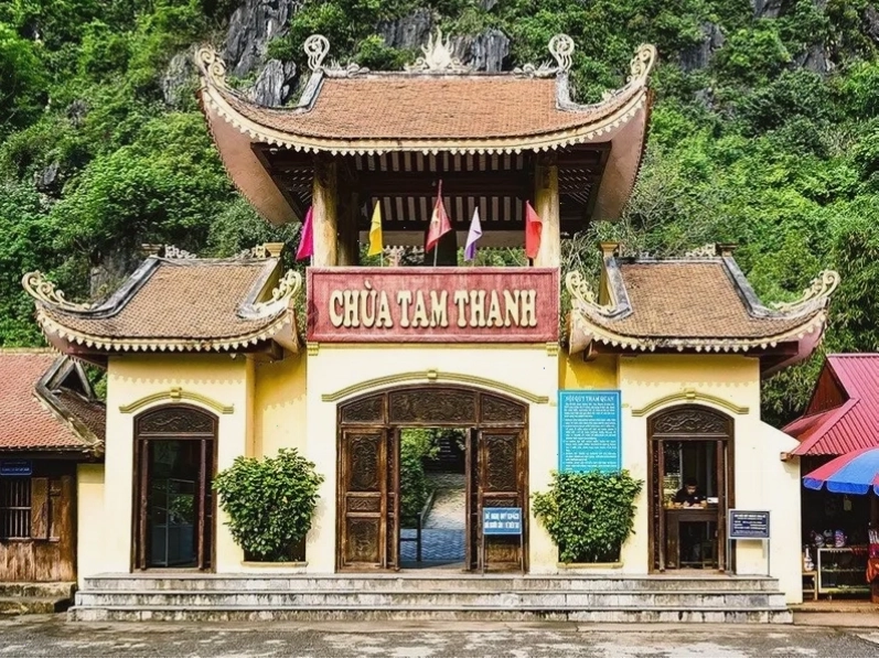 Cảnh quan yên bình xung quanh các đền nhỏ tại Lạng Sơn