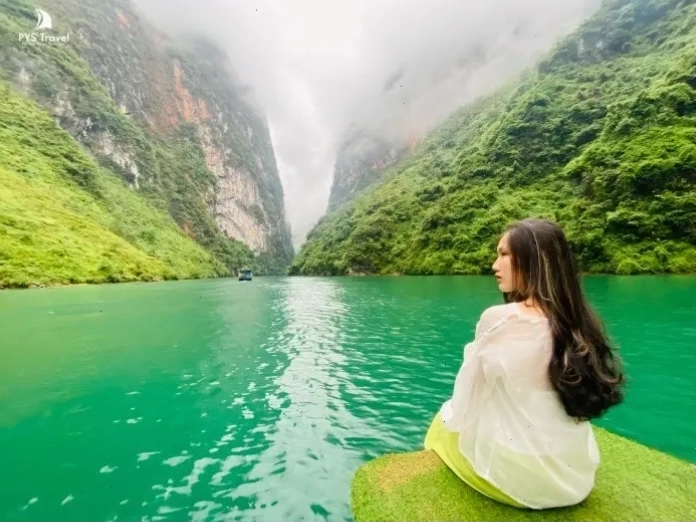 Cảnh sắc Hà Giang vào tháng 6 với mây trời và núi non
