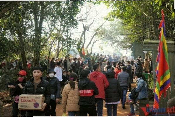 Cảnh sắc mùa xuân tại Am Tiên với hoa đào nở rộ