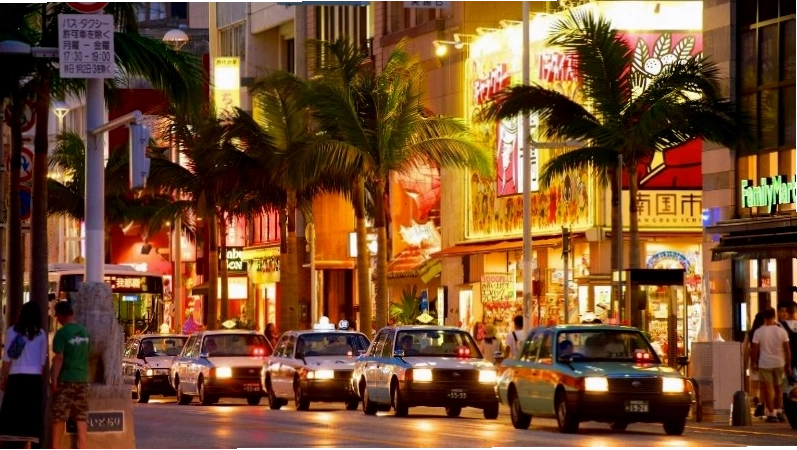 Cảnh sầm uất trên phố Kokusai Dori, Naha