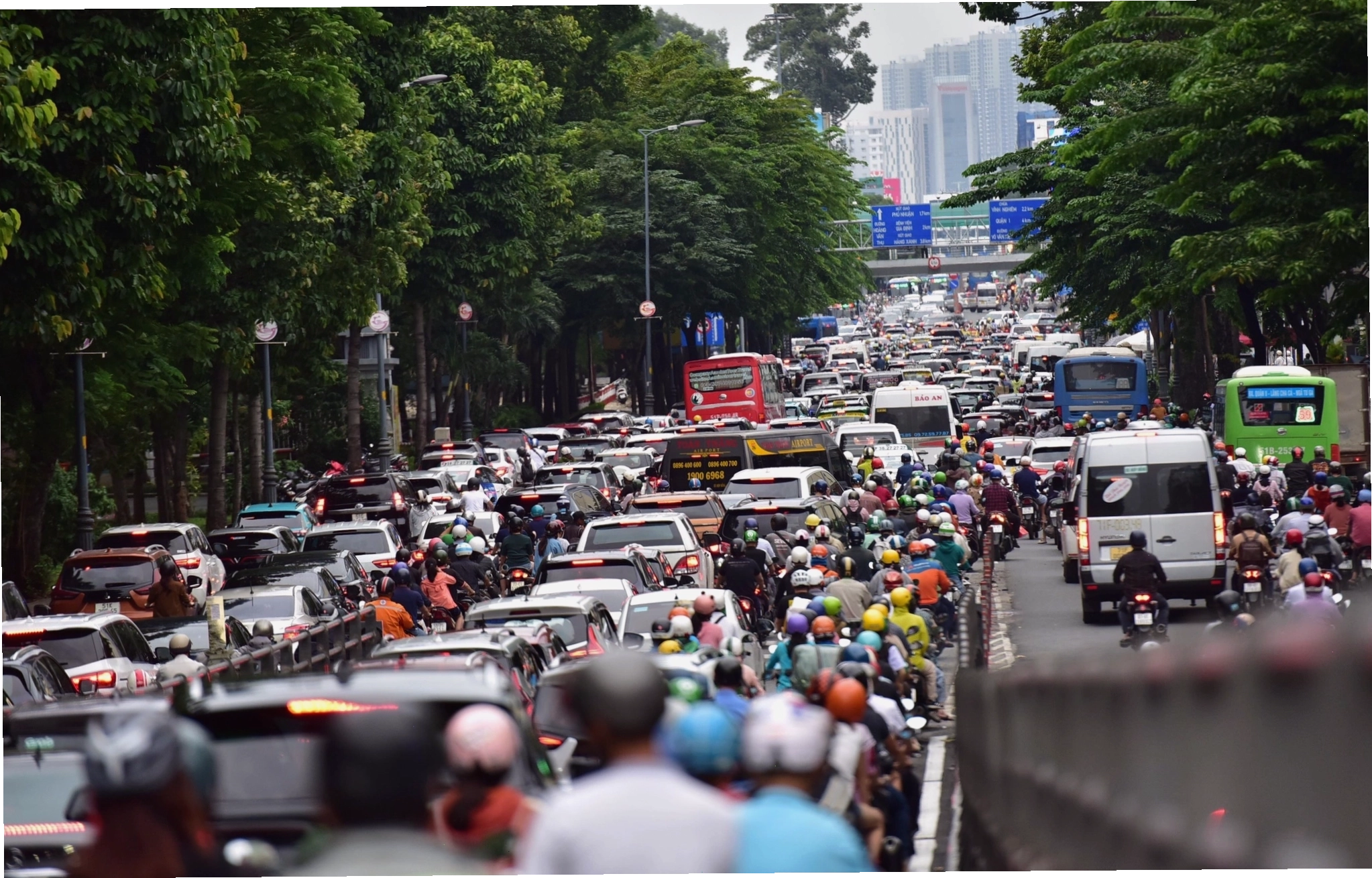 Cảnh sát giao thông điều tiết phương tiện