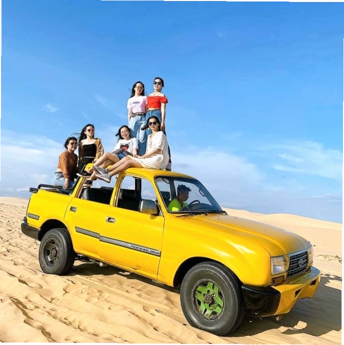 Cảnh tượng đoàn xe Jeep di chuyển trên đồi cát Bàu Trắng