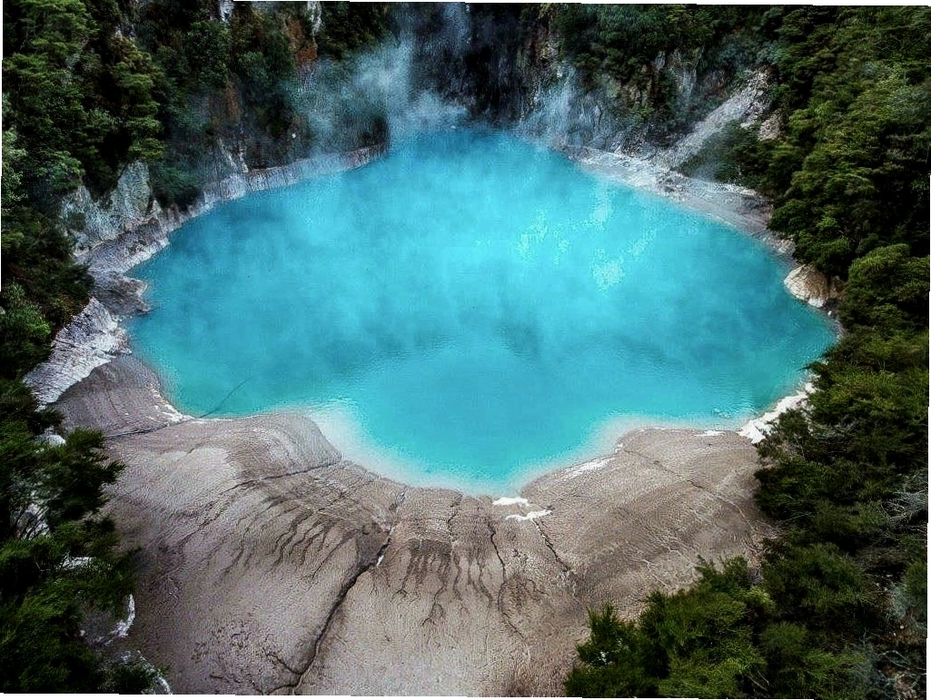 Cảnh tượng hoạt động địa nhiệt tại Rotorua New Zealand với khói bốc lên và bùn sôi sùng sục