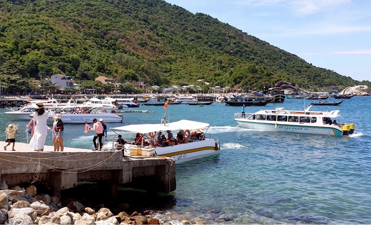 Cano cao tốc di chuyển trên biển, phương tiện chính để ra đảo Cù Lao Chàm