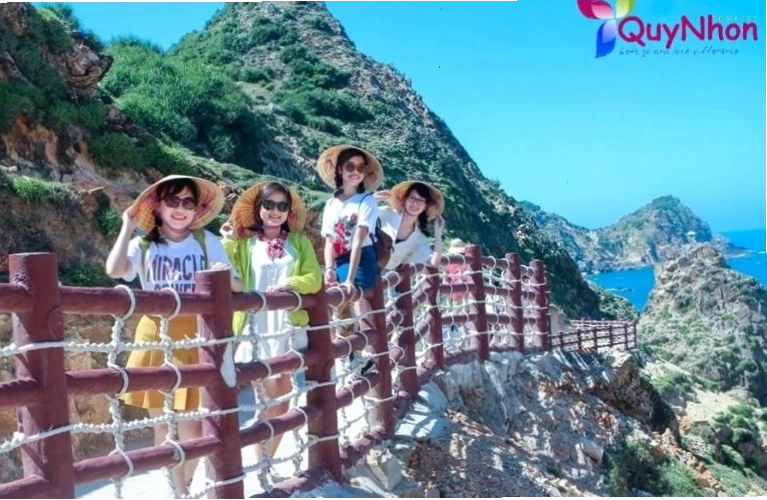 Cano di chuyển trên biển hướng đến đảo Kỳ Co xinh đẹp