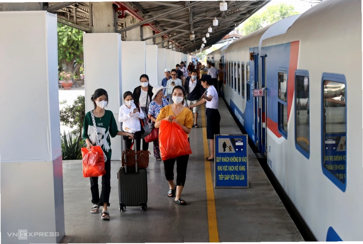 Cặp đôi check-in tại danh thắng Hòn Trống Mái, Sầm Sơn