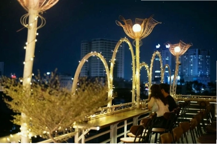 Cặp đôi thưởng thức đồ uống tại quán rooftop ngắm hoàng hôn Biên Hòa