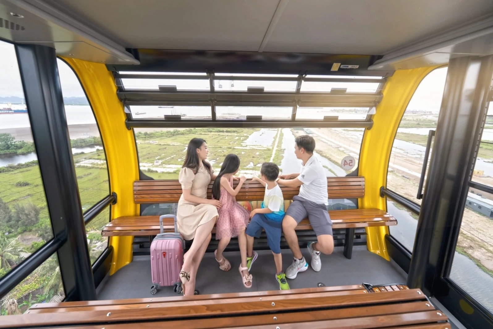 Cáp treo đưa du khách từ đảo Cát Hải đến gần khu vực bến Cái Viềng trên đảo Cát Bà