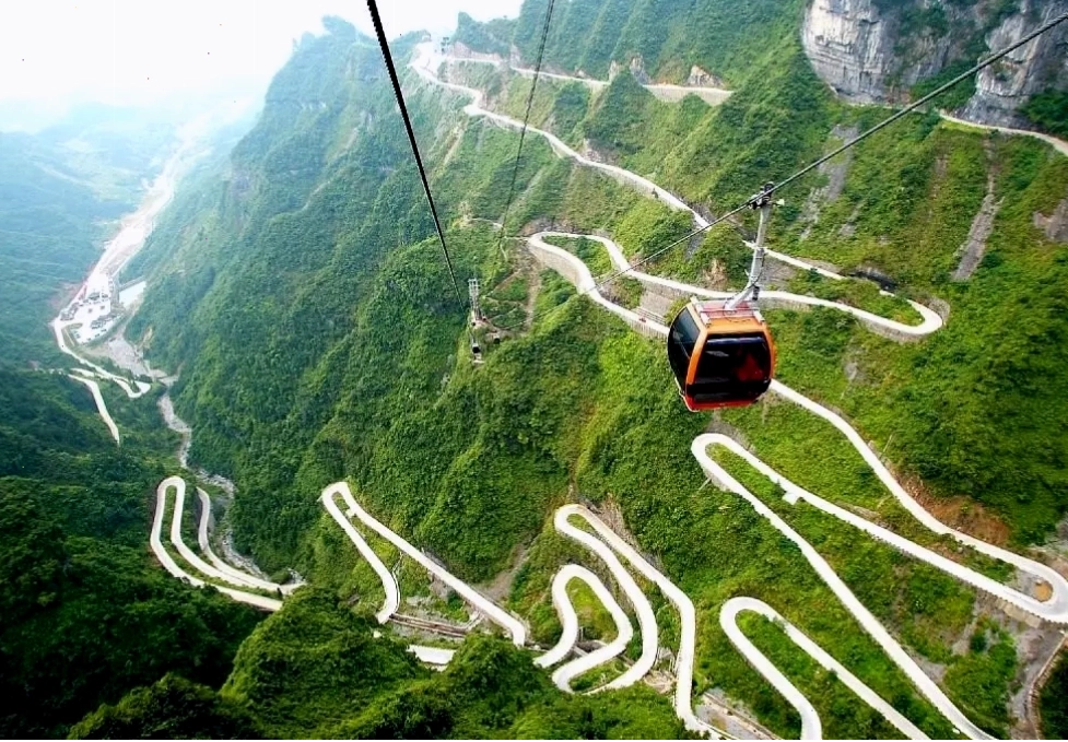 Cáp treo Thiên Môn Sơn lơ lửng giữa mây trời