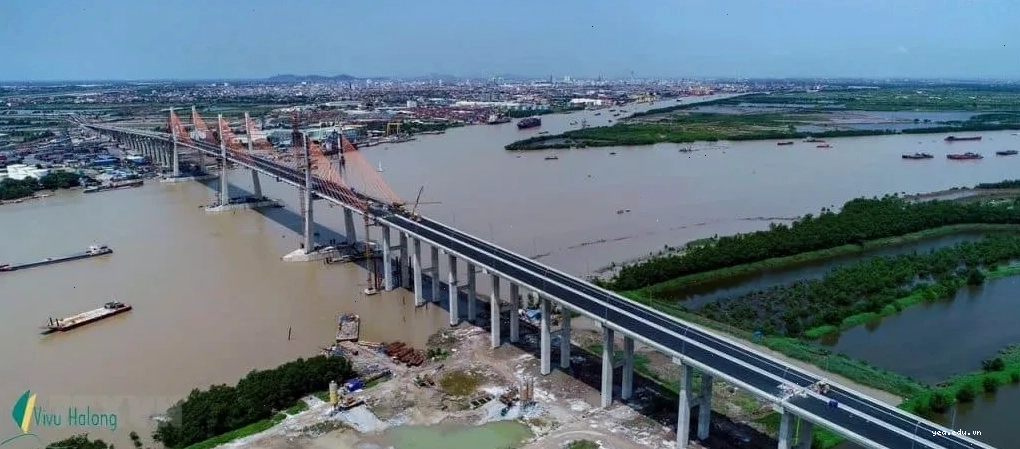 Cầu Bạch Đằng trên đường cao tốc Hà Nội-Hạ Long
