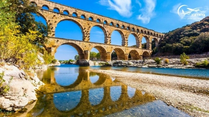 Cầu dẫn nước Pont du Gard cổ kính