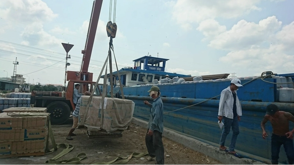Cẩu hàng từ bờ lên sà lan