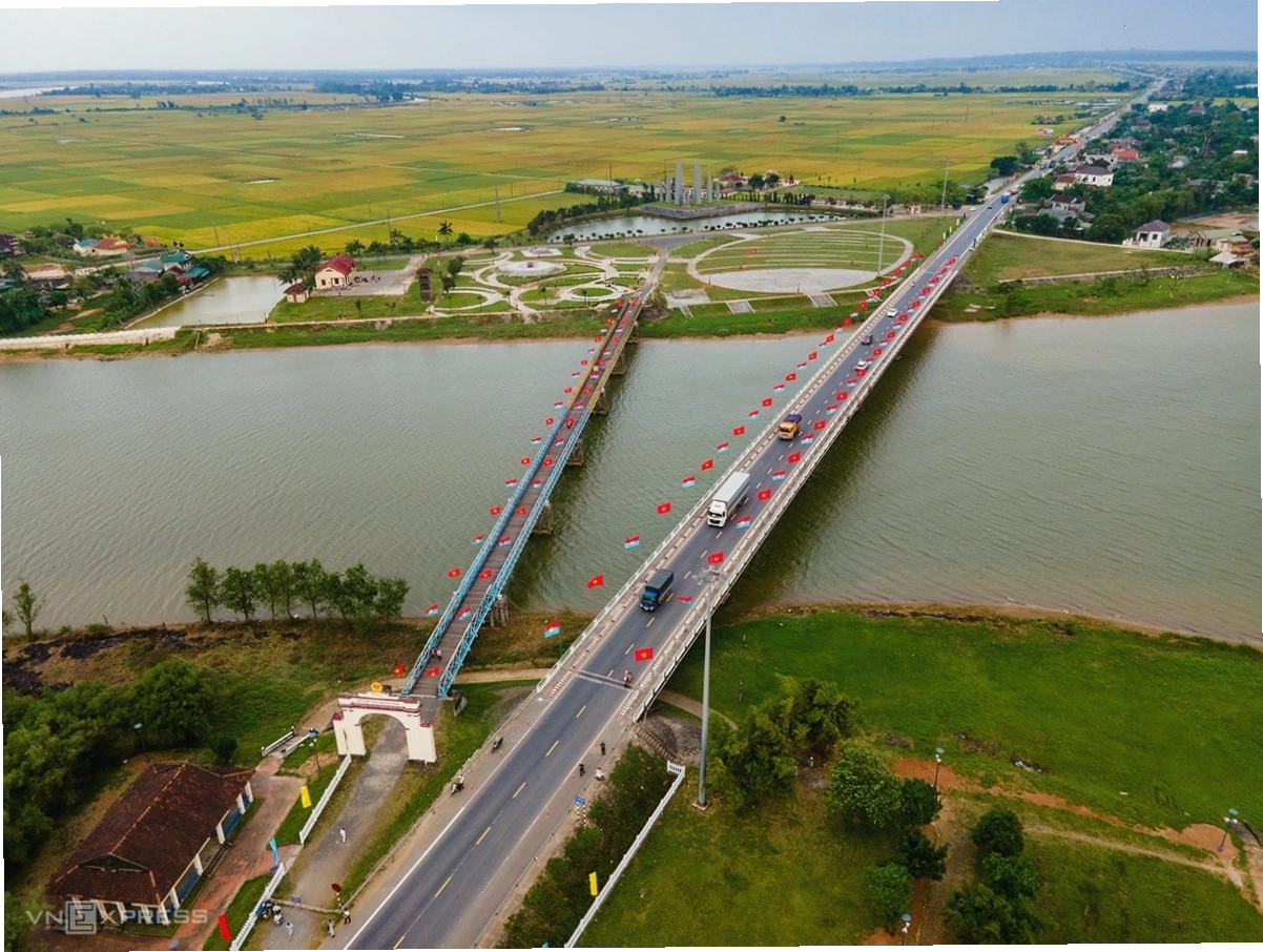 Cầu Hiền Lương bắc qua sông Bến Hải, biểu tượng chia cắt và thống nhất.