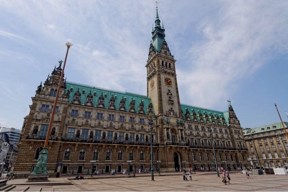 Cầu Kennedy với cảnh quan thành phố Hamburg phía sau