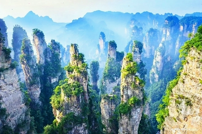 Cầu kính trong suốt giữa hai vách núi ở Trương Gia Giới