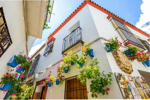 Cầu La Mã lịch sử bắc qua sông Guadalquivir ở Córdoba, Tây Ban Nha