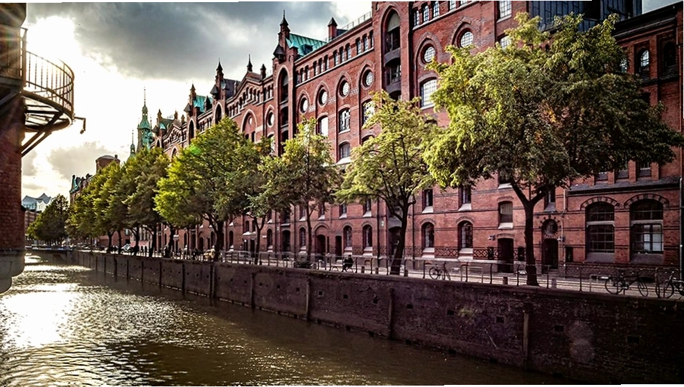 Cầu Oberbaum bắc qua sông Spree ở Hamburg