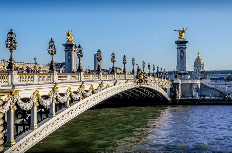 Cầu Pont Alexandre II lãng mạn bên sông Seine