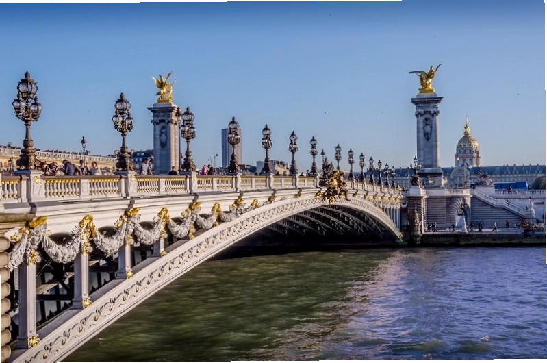 Cầu Pont Alexandre II tráng lệ bắc qua sông Seine