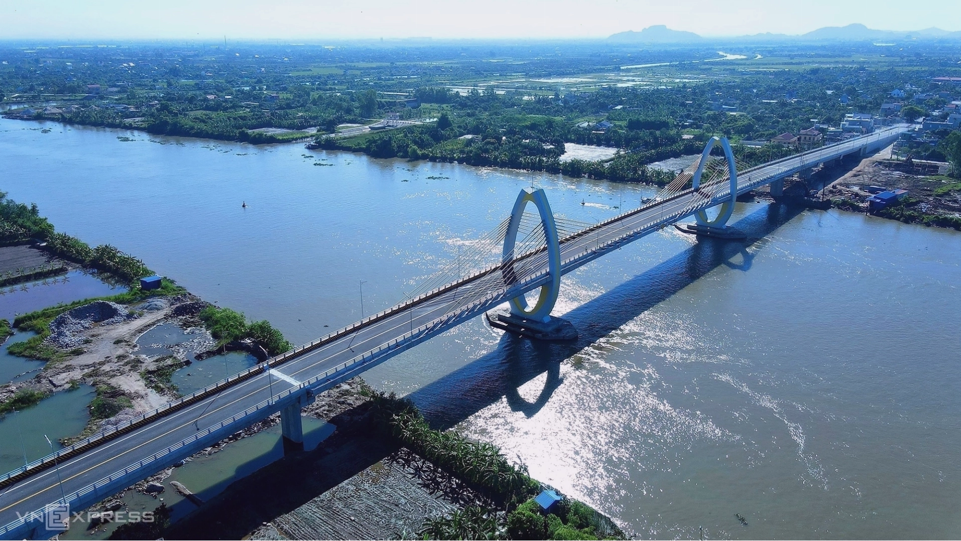 Cầu Quang Thanh bắc qua sông Văn Úc, nối liền Hải Phòng và Hải Dương