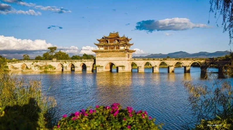 Cầu Song Long cổ kính bắc qua sông