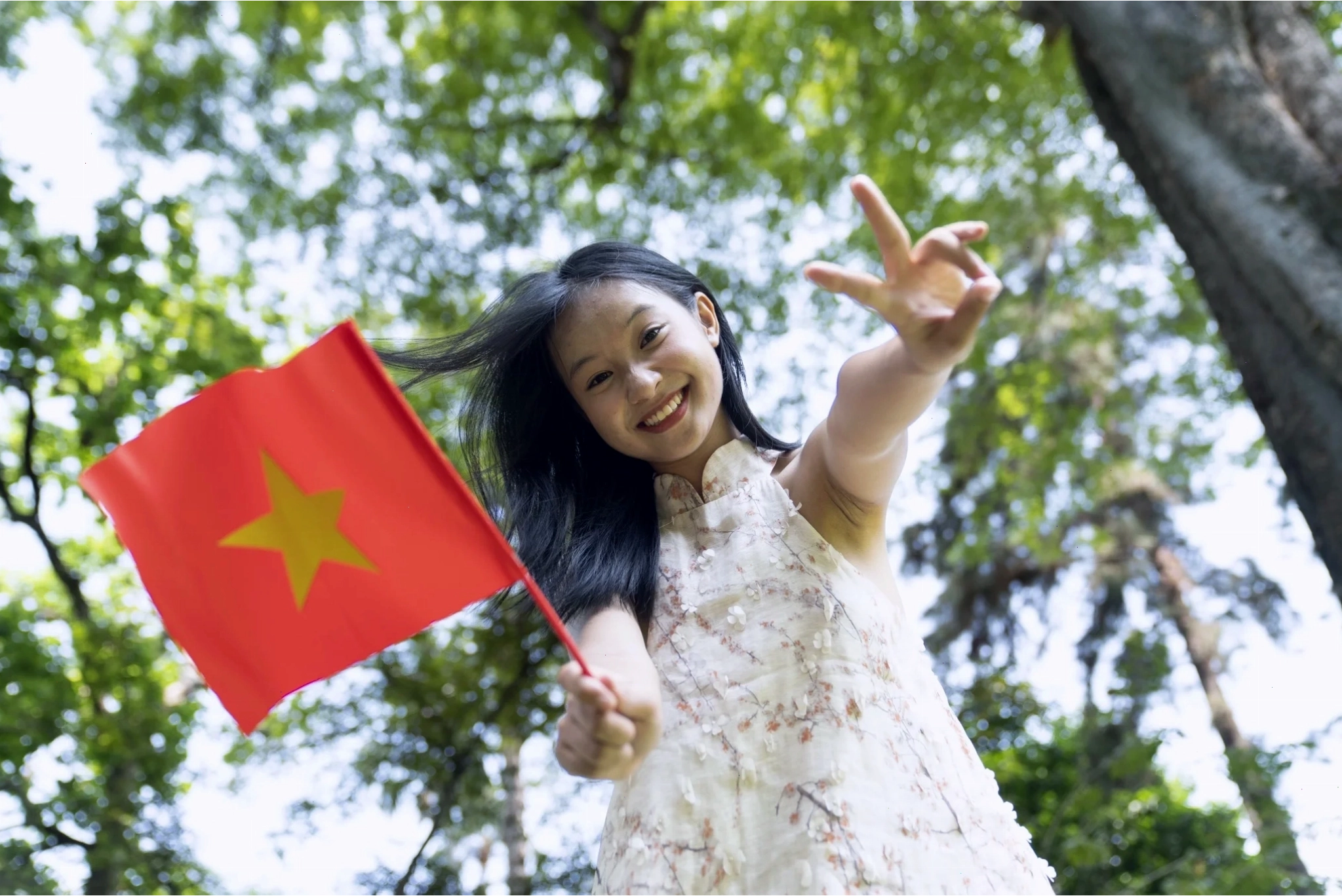 Cầu thang gỗ sang trọng với thảm nhung đỏ tại Dinh Độc Lập