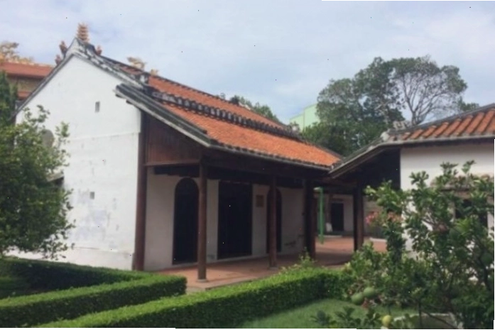 Cây cổ thụ trước sân Trường Dục Thanh