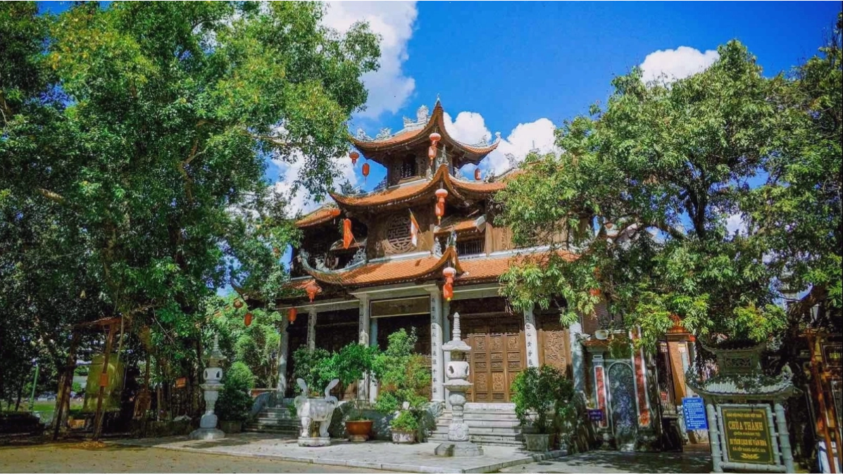 Cây đa cổ thụ trước Đền Cửa Đông Lạng Sơn
