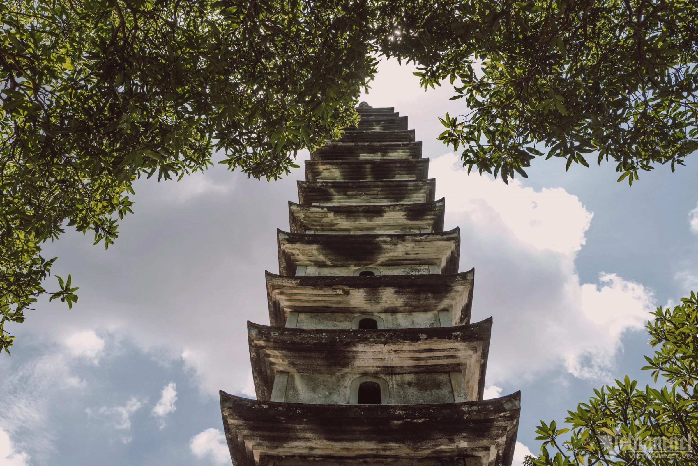 Cây hương đá hình hoa sen tại chùa Phổ Minh