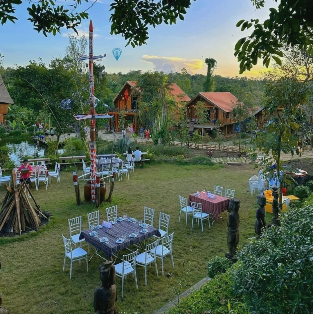 Cây Nêu trước Nhà Rông tại Buôn Gơ Rin