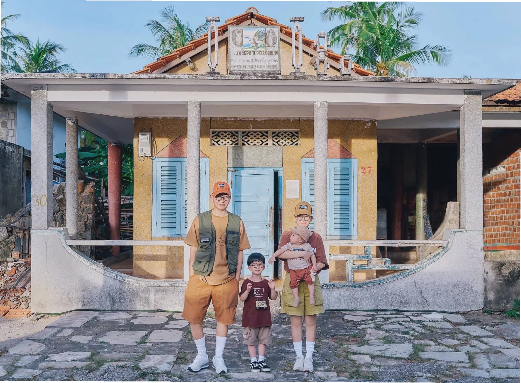 Cha mẹ và hai con vui đùa trên bãi biển