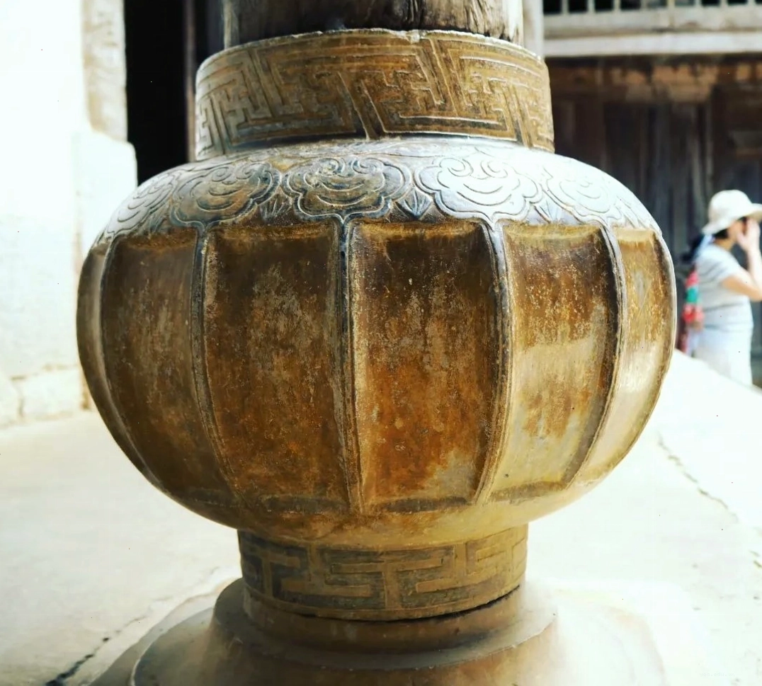 Chân cột nhà bằng đá tại Dinh thự Vua Mèo được chạm khắc hình quả cây anh túc