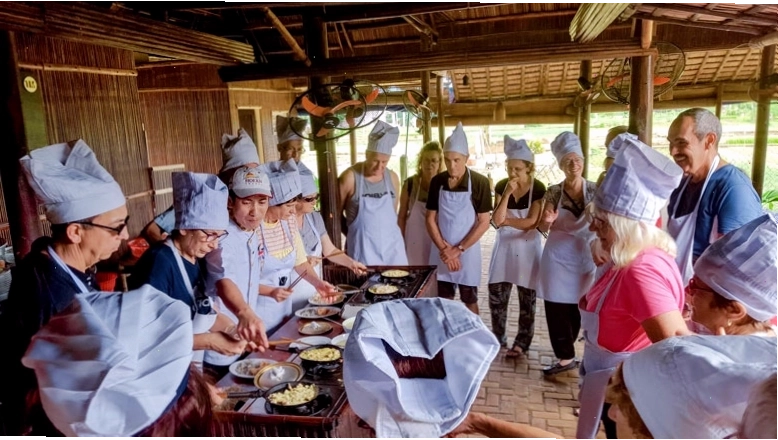 Chế biến món ăn sử dụng sản phẩm từ Làng rau Trà Quế