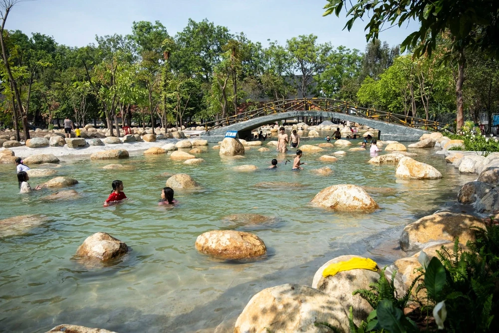 Check-in khu du lịch Thủy Châu với background thiên nhiên xanh mát.