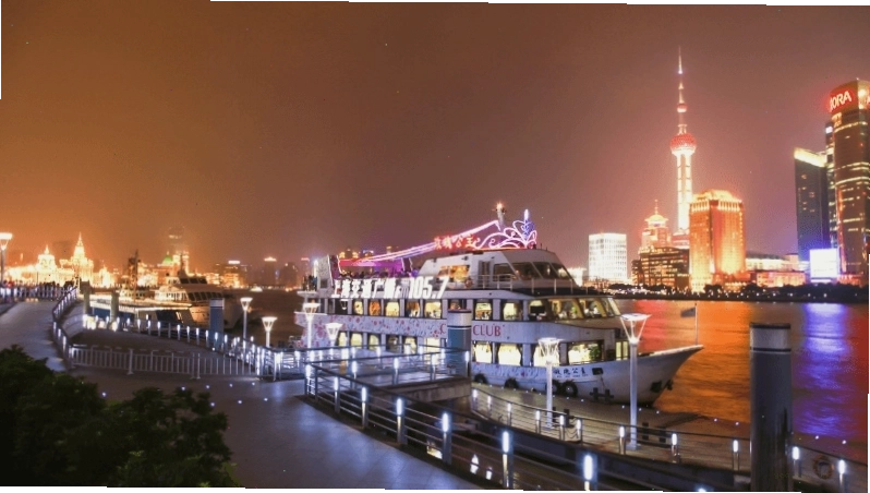Check-in tại Bến Thượng Hải với view nhìn sang Tháp Minh Châu Phương Đông