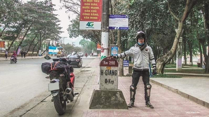 Check in tại Cột mốc số 0km Hà Giang