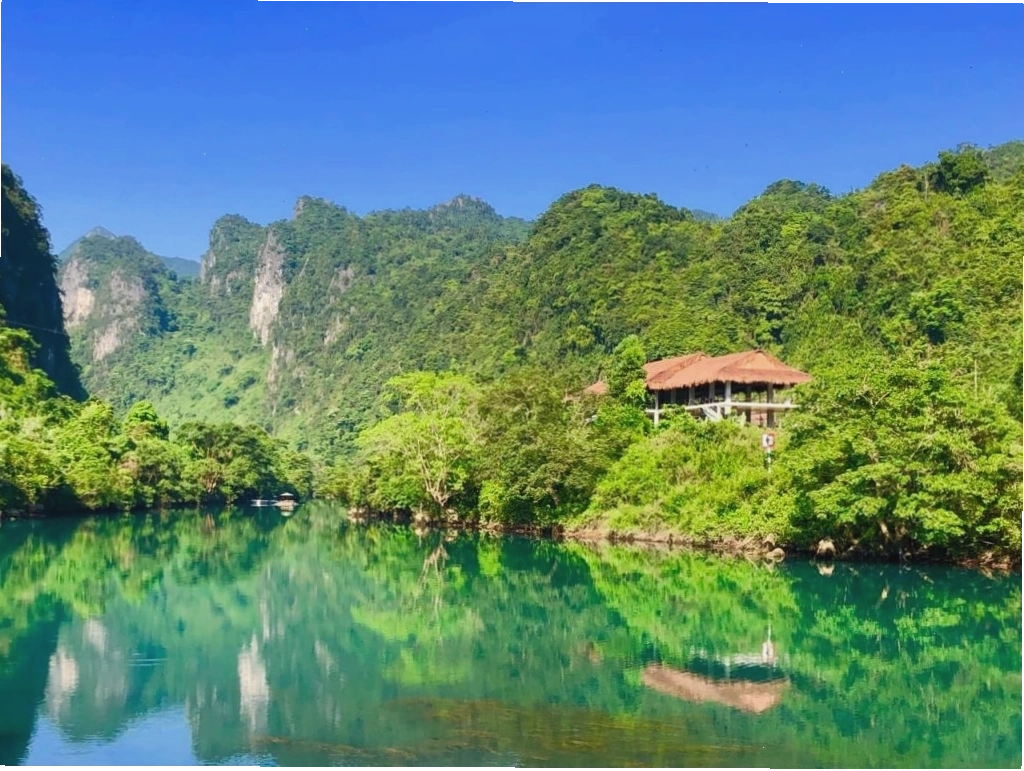 Chèo SUP trên sông Chày tại Thung lũng Hava