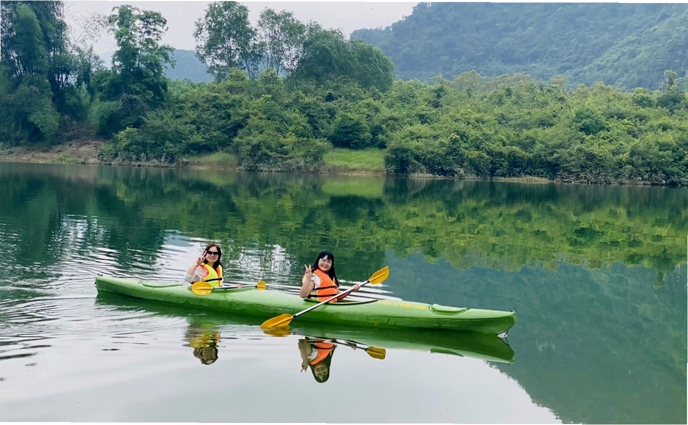 Chèo thuyền kayak tại hồ Nong Dùng, một hoạt động giải trí hấp dẫn