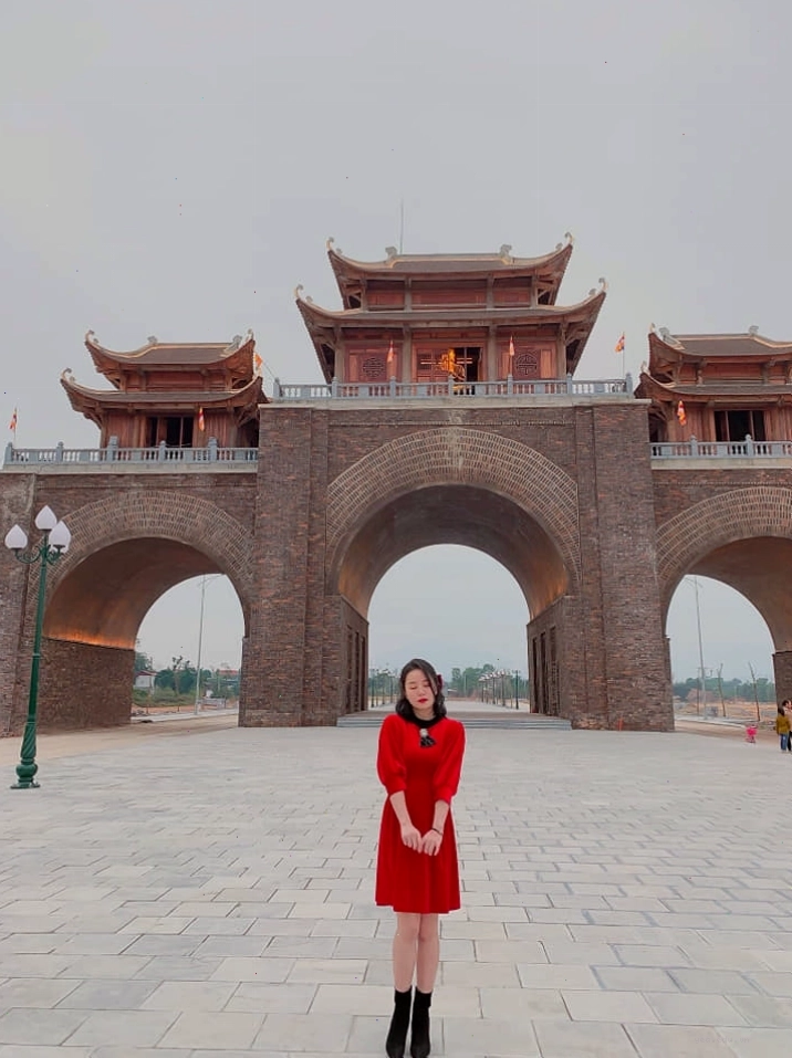 Chi tiết ba lầu mái cong vút của cổng tam quan