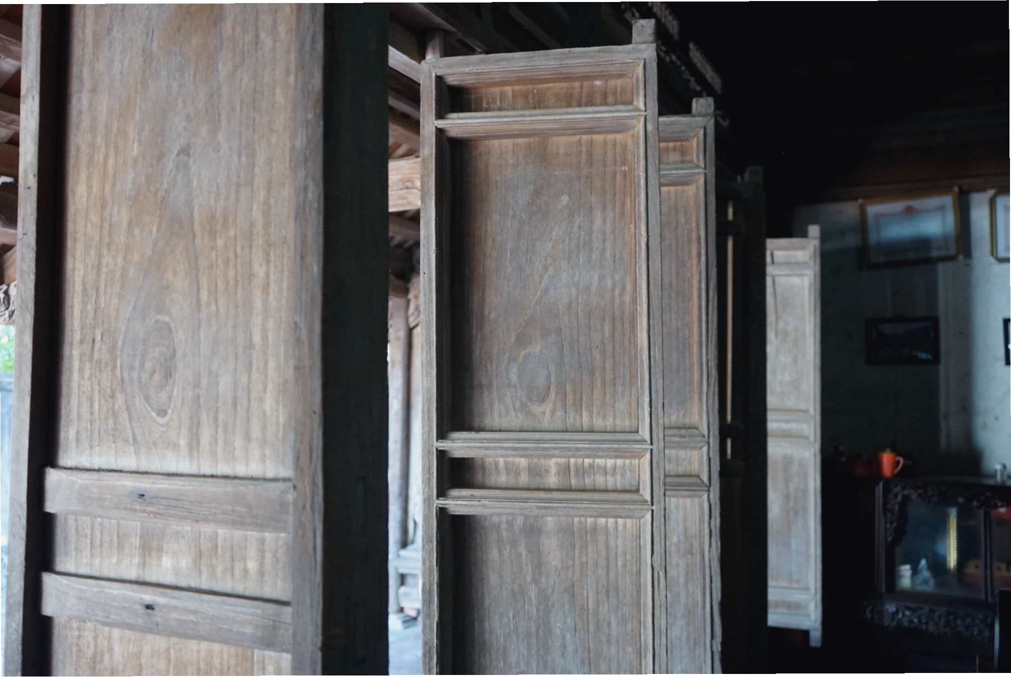 Chi tiết bậc thềm đá xanh nguyên khối của ngôi nhà cổ