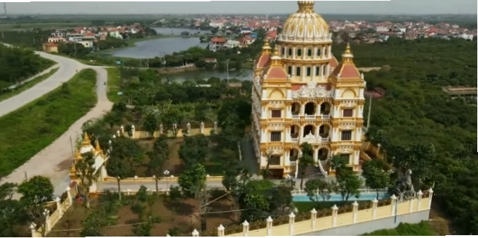 Chi tiết ban công và cửa sổ của lâu đài