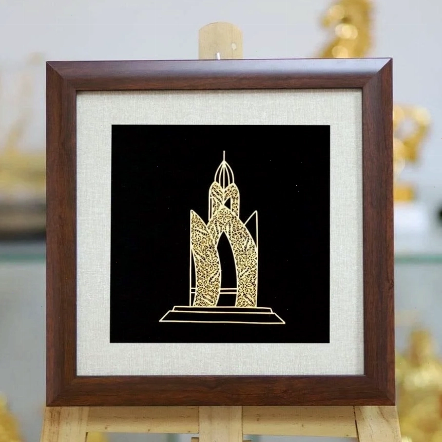 Chi tiết chế tác tranh tháp trầm hương bằng sợi bạc và vàng 24K