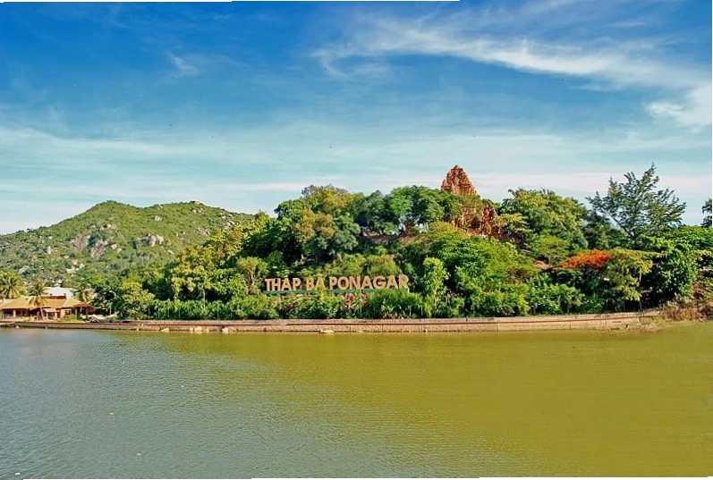 Chi tiết điêu khắc trên thân Tháp Bà Ponagar