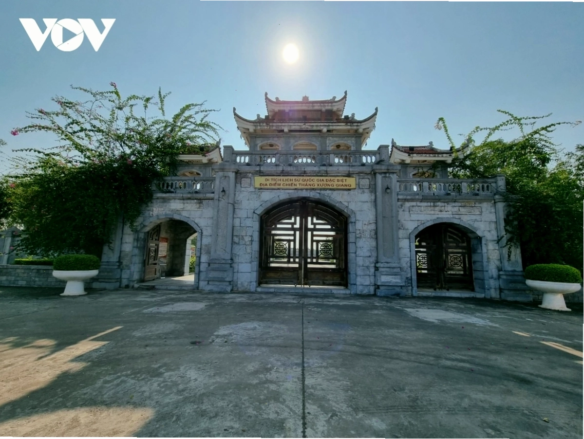 Chi tiết tường thành và hào nước bao quanh Thành Cổ Xương Giang
