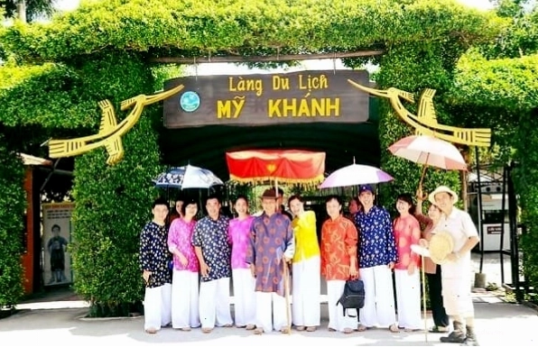 Chiếc xe ngựa trên con đường quê miền Tây